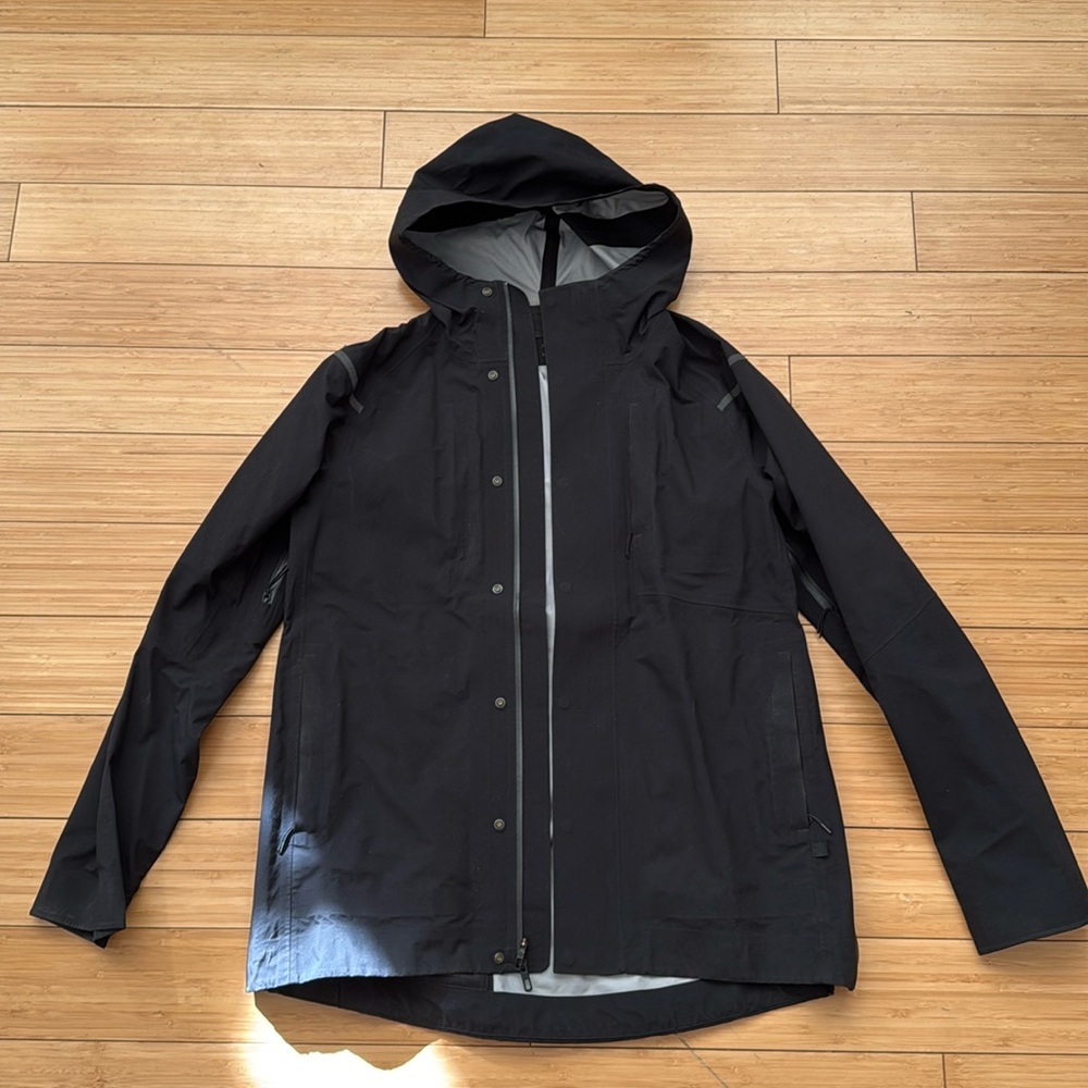 Lululemon LAB men's raincoat